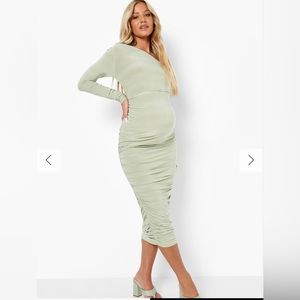 BOOHOO MATERNITY ONE SHOULDER RUCHED MIDI DRESS SAGE GREEN